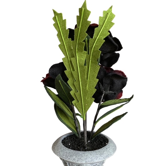 Hyde and EEK Ghoulish GrrrRoses Creepy Plant - Picture 5 of 5